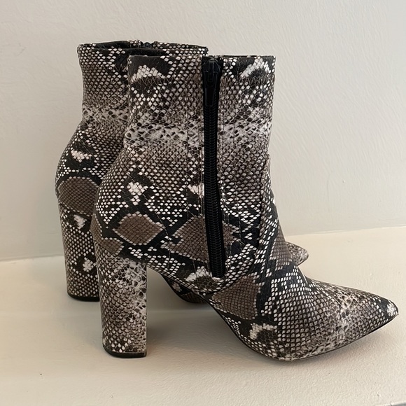 Fresh Fall 2025 trend!! Snake print booties - Picture 4 of 9